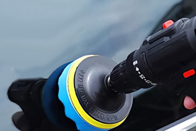 Drill polishing pad on a windshield