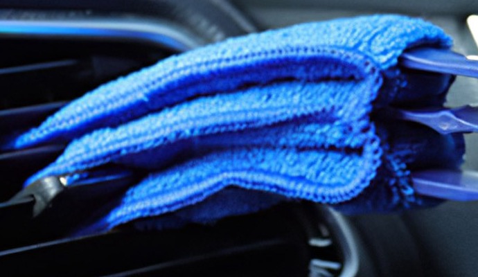 Vent brush cleaning air-conditioning slats